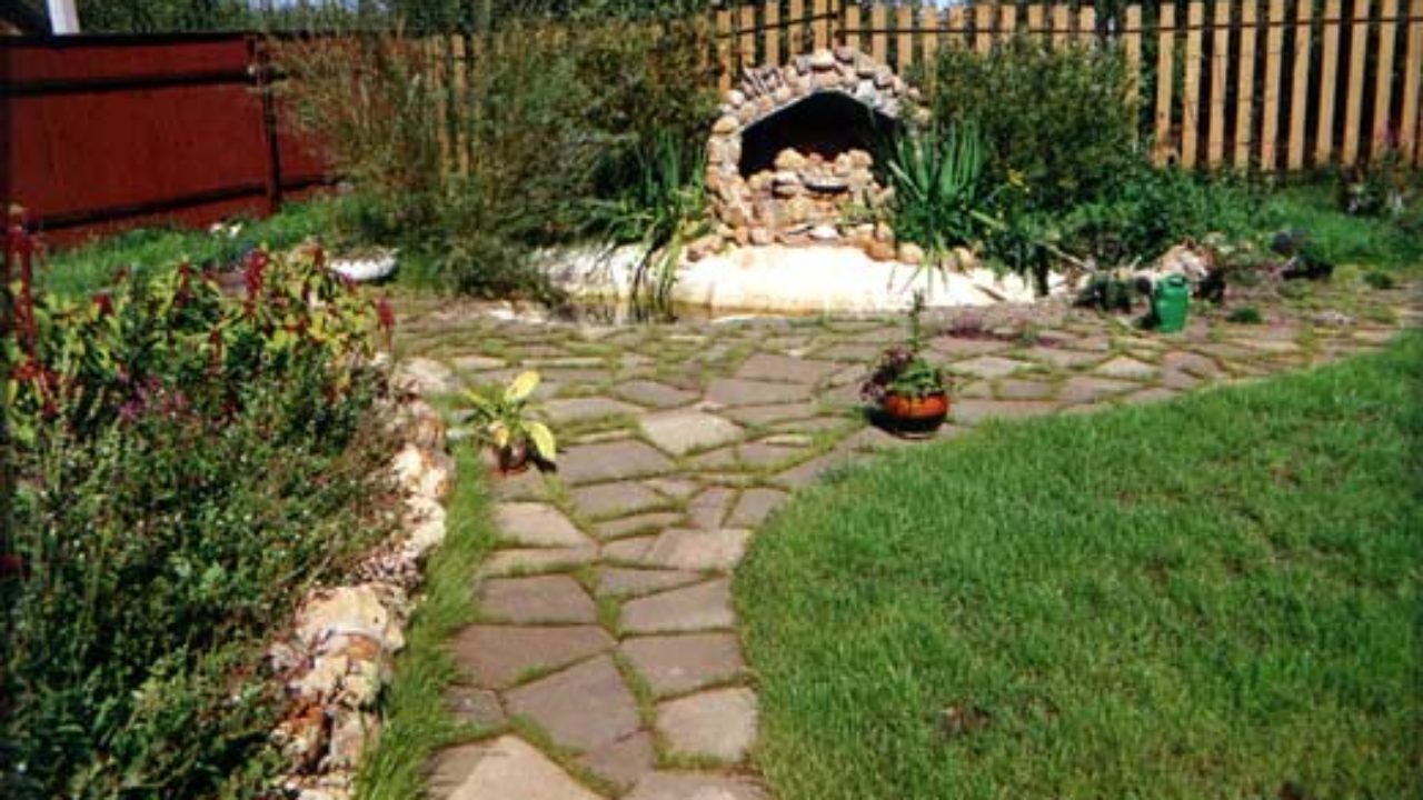 Садовая дорожка из бетонных плит с мозаикой